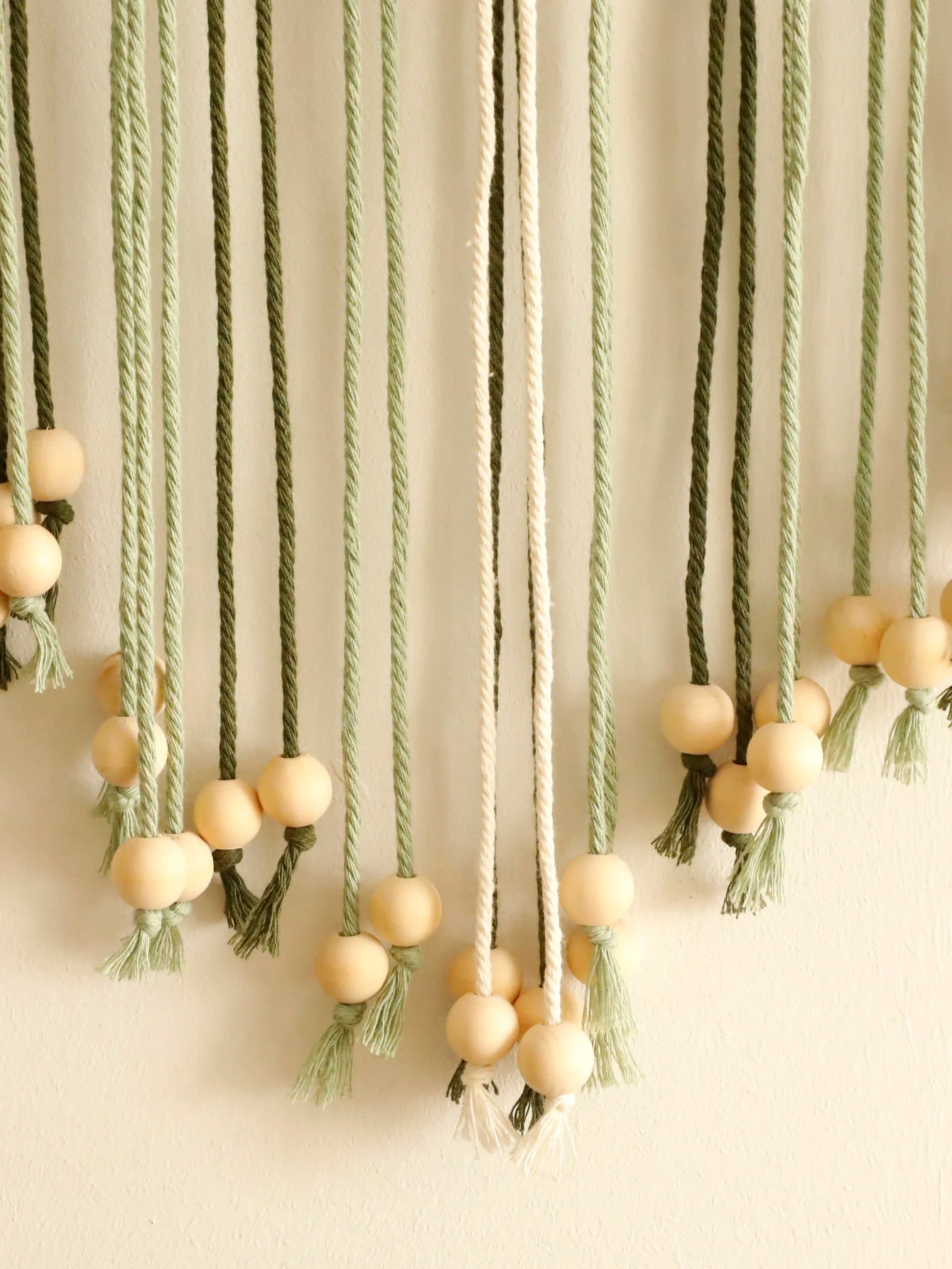 Macramé mural bohème – Feuilles (40 × 96 cm)